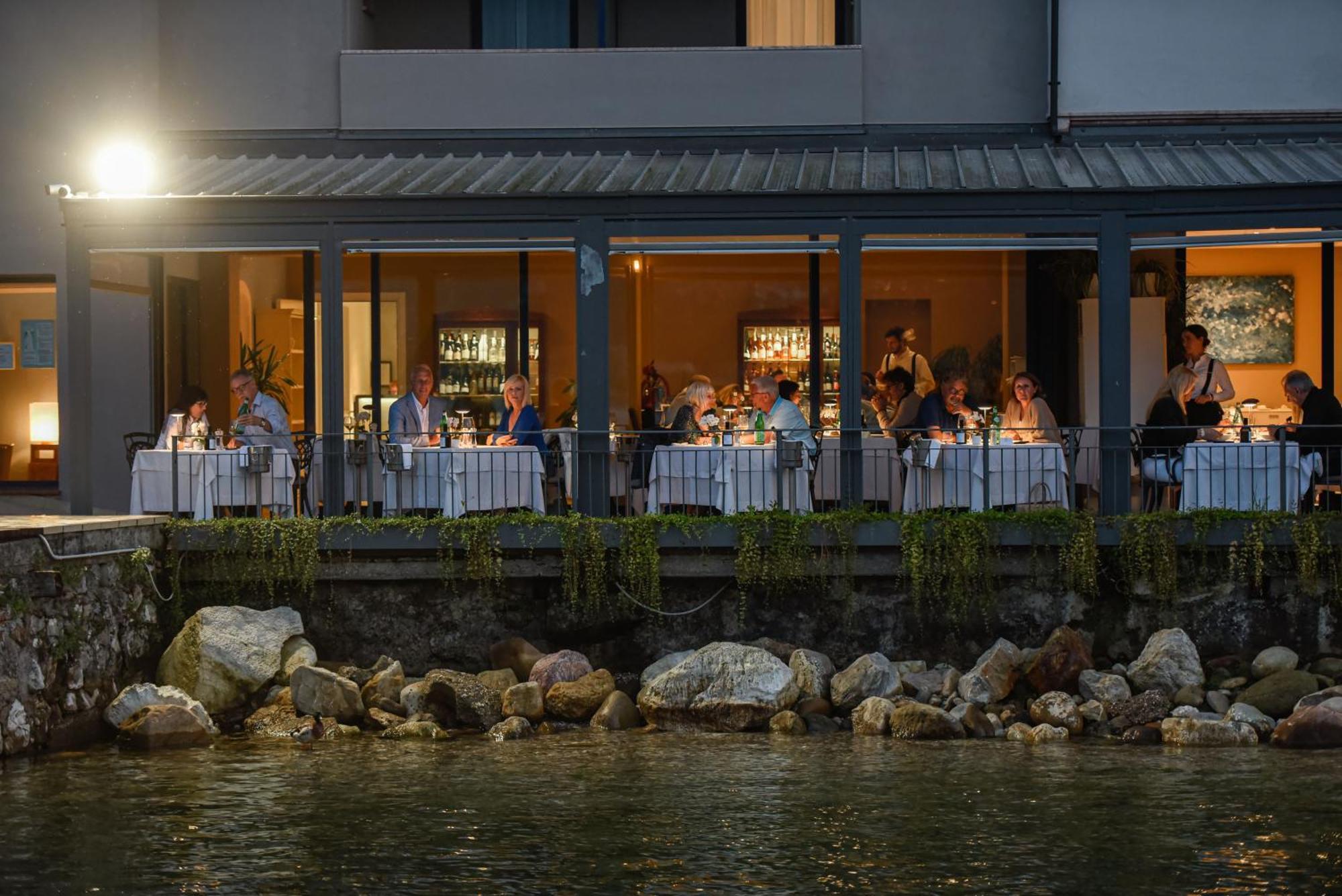 Bella Hotel & Restaurant With Private Dock For Mooring Boats San Felice del Benaco Eksteriør billede